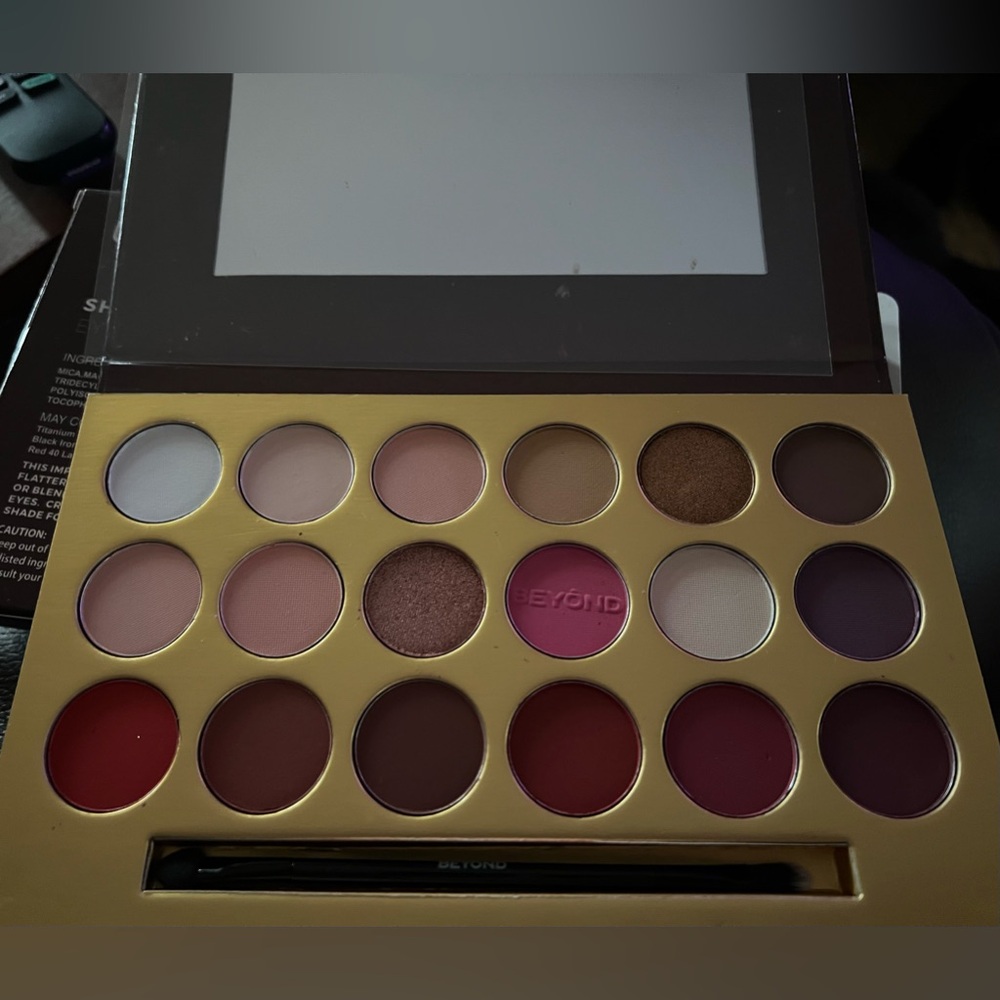 BEYOND Eyeshadow Palette 18 Colors Shimmer Matte Brown Red Colors Palette